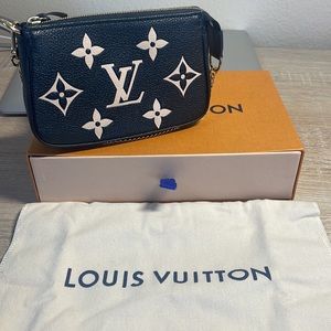 Louis Vuitton
Pochette Accessoires Bicolor Monogram Empreinte Giant Mini